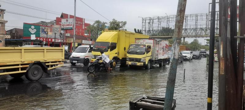 Lapor Pak Wako, Depan SDN 105 dan SDN 163 Panam Terendam Banjir
